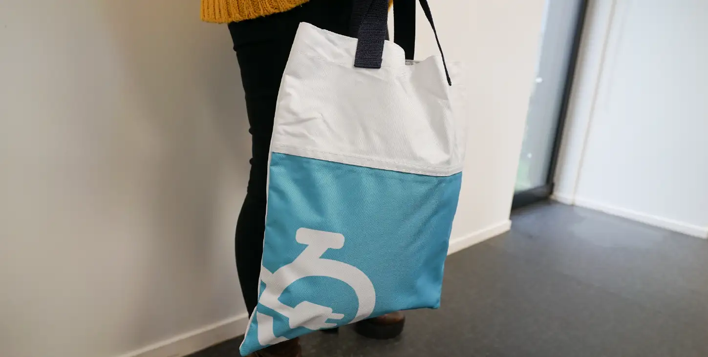 Tote bag fabriqué à partir de chutes de bâche de barnum